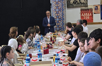 При поддержке депутата Нурбаганда Нурбагандова дети участников СВО посетили театр