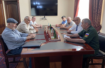 Глава Сергокалинского района почтил память погибшего героя СВО