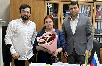 Депутаты Махачкалинского горсобрания от «Единой России» поздравили педагогов столичных школ