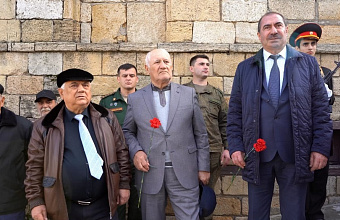 В Дербенте открыли мемориальную плиту участнику Великой Отечественной войны Мутаю Асланову