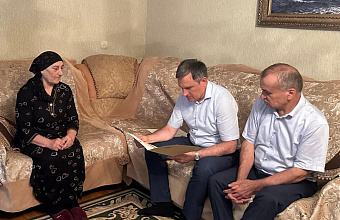 Глава Сулейман-Стальского района навестил семьи военнослужащих