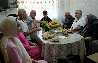 Глава Казбековского района навестил участника СВО из села Дылыма Рамазана Закарьяева