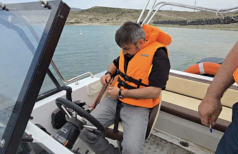 Безопасность на воде: инспекторы ГИМС провели аттестацию судоводителей на Чиркейском водохранилище