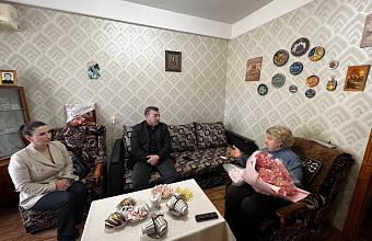 Министр труда Дагестана посетил пережившую блокаду Ирину Сухомлинову