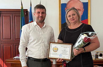 Василий Джамалов наградил руководителей и специалистов пунктов проведения госэкзаменов