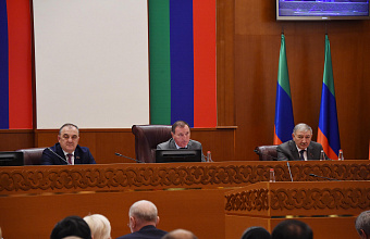 В парламенте Дагестана обсудили проект республиканского бюджета на ближайшие три года