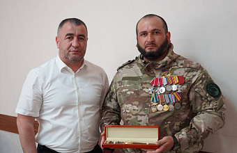 Замир Гаджимурадов провел встречу с участником СВО Сефером Яхьяевым