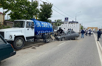 Легковушка врезалась в водовоз в Дербенте, погиб один человек