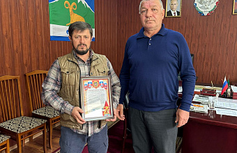 Глава Курахского района вручил благодарность командования воинской части за доставку гуманитарной помощи