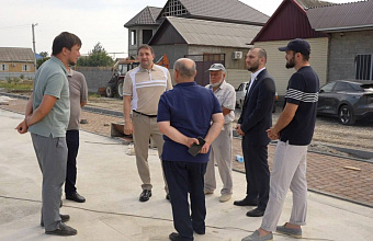 Мэр Хасавюрта проинспектировал ход работ по благоустройству улицы Громаковского