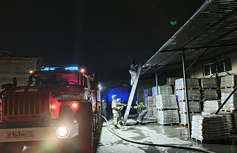 В Махачкале загорелся склад со стройматериалами