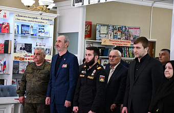 В Каспийске родным погибших военнослужащих вручили ордена Мужества