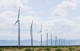 Глава Дагестана назвал сроки сдачи первого этапа крупнейшей в стране ветростанции
