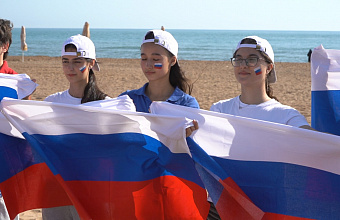 В Дербенте прошли соревнования по пляжным видам спорта, посвященные Дню Государственного флага РФ