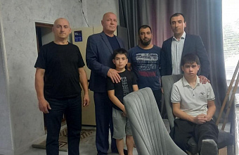 Глава Курахского района и депутат Девлетхан Алиев поздравили семью участника СВО с Днем защиты детей