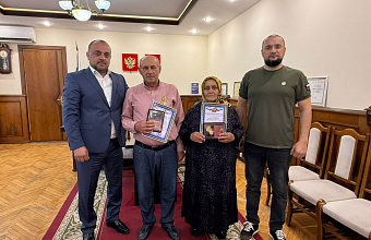 Глава Буйнакска наградил семью Гаджиевых за помощь участникам СВО