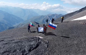Над одной из горных вершин Дагестана развернули флаг с логотипом 30-летия Народного Собрания РД