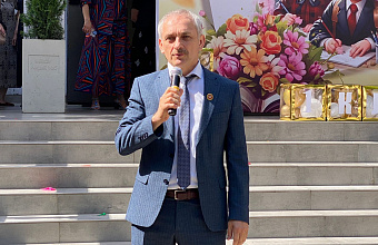 Энрик Муслимов принял участие в линейке махачкалинского лицея №5