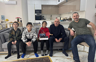 Депутат Имам Яралиев исполнил желание девочки из Хасавюртовского района в рамках «Елки желаний»