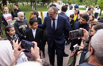 Сергей Меликов поздравил дагестанцев с Днем знаний и началом учебного года