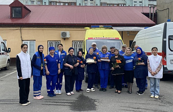 Буйнакские молодогвардейцы поздравили медицинских работников с профессиональным праздником