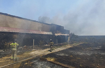 Спасатели полностью потушили пожар в здании на территории базы отдыха в Махачкале