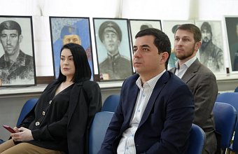 Гроссмейстер Джакай Джакаев принял участие в открытии шахматного клуба имени Сергея Карякина