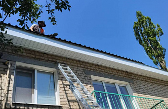Дагестанские строители ведут капремонт кровли дома в подшефной Михайловке