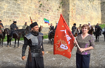 Участники конного похода доставили в Дербент Знамя Победы