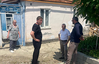 Депутат НС РД Имран Аваев оказал помощь жителям, чьи дома пострадали от обильных осадков