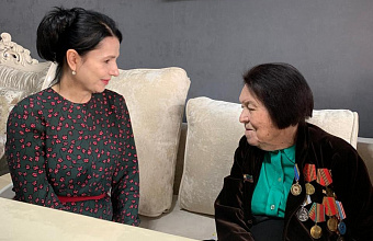 Депутат НС РД Елена Ельникова посетила ветерана Великой Отечественной войны Валентину Оверину