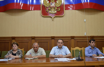 Магомед Эльдерханов обсудил ключевые задачи, стоящие перед коллективом администрации района