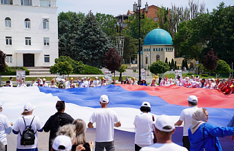 На махачкалинской площади прошло развертывание масштабного триколора ко Дню России