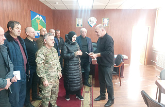 Вдове погибшего участника СВО Азизбека Джамалова передали орден Мужества