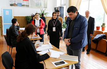 Врио главы Кайтагского района Запир Гасанов проголосовал на выборах