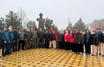 Церемония возложения цветов к бюсту Героя России Магомеда Нурбагандова прошла в Сергокалинском районе