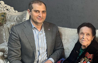 Заур Амиралиев поздравил ветерана Великой Отечественной войны с двойным праздником