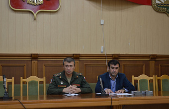 Контрактная служба и осенний призыв: ключевые вопросы обсудили в Каякентском районе