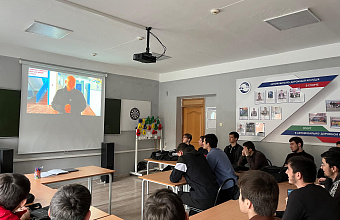 Студентам автодорожного колледжа в Махачкале показали фильм о Героя России Исрафиле Магомедове