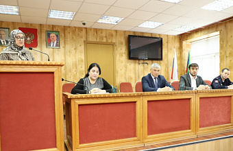 Глава Кизлярского района Аким Микиров провел расширенное совещание по актуальным вопросам