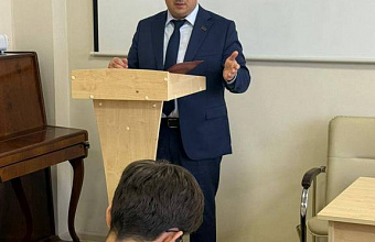 Депутат Осман Булатов провел открытый урок о Конституции России в школе №60 Махачкалы