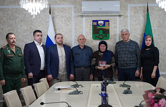 Семье погибшего бойца Багавдина Тавлуева из Хасавюрта передали его орден Мужества