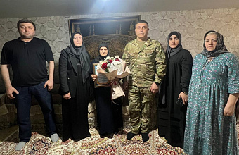 Руководитель филиала Госфонда «Защитники Отечества» по РД навестил маму погибших участников СВО
