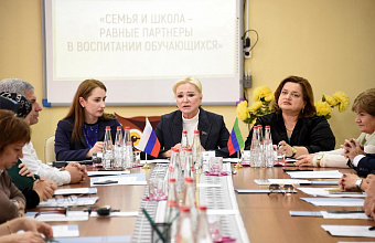 Депутаты Народного Собрания и педагоги предложили пути укрепления связи между семьей и школой