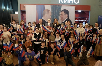 Сайгидпаша Умаханов организовал детский кинопоказ ко дню рождения Президента России