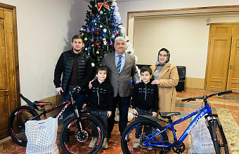 Депутат НС РД Артур Исрапилов исполнил желание братьев-близнецов в рамках акции «Ёлка желаний»