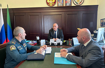 Абдулмуслим Абдулмуслимов встретился с главами МЧС и Даглесхоза по ситуации с пожаром в Ахтынском районе 