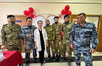 Более 10 литров крови сдали бойцы ОМОН для детской больницы в Дагестане