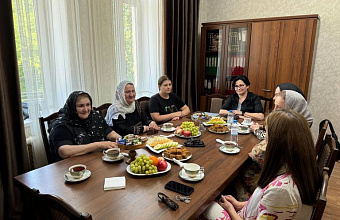 Союз женщин Новолакского района приняли участие в сборе новогодних подарков для детей Донбасса