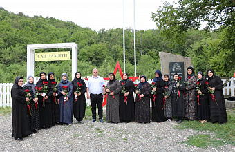 Глава Казбековского района встретился с членами сообщества «Сила матерей» в «Саду памяти»
